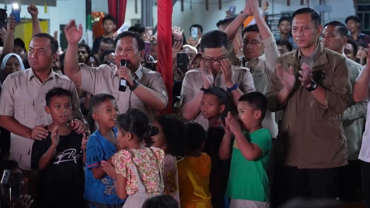 Prabowo Nyanyikan Lagu Kebangsaan Bersama Warga di Pengungsian